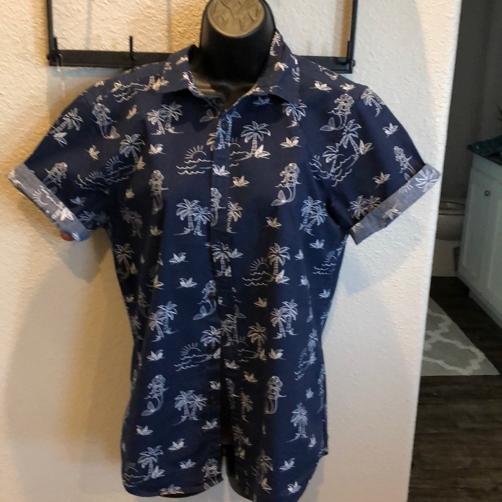 Women’s button up collared shirt sleeves.
